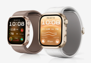 Ruheblutdruck richtig messen: So gelingen verlässliche Werte mit der HUAWEI Watch D3 Der Ruheblutdruck ist die wichtigste Einzelkennzahl der Blutdruckkontrolle – und zugleich die am häufigsten falsch erhobene. Zu schnell gemessen, im Stehen, nach dem Kaffee, mit durchgedrücktem Rücken: Kleine Fehler verfälschen den Wert um zehn, zwanzig Punkte und mehr. Dabei sind die Regeln für eine korrekte Ruhemessung gar nicht kompliziert, wenn das Messgerät mitdenkt. Die Watch D3 Huawei macht es Anwendern dabei besonders leicht: Sie führt durch die richtige Messposition, liefert Werte in medizinischer Qualität und baut aus den täglichen Messungen automatisch eine verlässliche Datenbasis auf. Dieser Beitrag erklärt, was eine gute Ruhemessung ausmacht, welche Fehlerquellen lauern – und wie die Uhr dabei hilft, sie systematisch zu vermeiden. Gerade für Menschen, die bisher nur sporadisch gemessen haben, ist der Unterschied frappant: Aus einer Pflichtübung mit Manschette und Protokoll wird ein Vorgang, der weniger Zeit braucht als das Zähneputzen – und dabei eine Datenqualität liefert, die früher Praxisgeräten vorbehalten war. Die fünf goldenen Regeln der Ruhemessung Eine korrekte Blutdruck-Ruhemessung folgt einem einfachen Protokoll, das auch Fachgesellschaften empfehlen: fünf Minuten vorher in Ruhe sitzen, Rücken angelehnt, beide Füße am Boden, nicht sprechen, der Messarm liegt entspannt auf Herzhöhe. Koffein, Nikotin und Sport sollten mindestens dreißig Minuten zurückliegen. Unter diesen Bedingungen entsteht ein Wert, der tatsächlich vergleichbar ist – mit gestern, mit nächster Woche, mit den Referenzbereichen der Medizin. In der Praxis scheitert die Messroutine selten am Wissen, sondern an der Umsetzung. Wer morgens hastig misst, bekommt Morgenwerte unter Stress; wer die Armposition ignoriert, misst systematisch daneben. Hier zeigt sich der Vorteil eines Geräts am Handgelenk: Die Messung ist in unter einer Minute erledigt, das Display führt mit klaren Hinweisen durch Haltung und Ablauf, und die Hürde für die tägliche Wiederholung sinkt auf ein Minimum. Die Uhr speichert jede Messung automatisch mit Zeitstempel. Dadurch lassen sich die empfohlenen zwei Messungen pro Tag – morgens vor dem Frühstück und abends zur Ruhe – ohne handschriftliche Protokolle etablieren. Die Routine entsteht fast von allein. Ein weiterer Praxisvorteil zeigt sich bei der Fehlerkontrolle: Weil jede Messung dokumentiert ist, lassen sich Ausreißer nachträglich einordnen. Ein einzelner hoher Wert nach einem stressigen Termin verliert seinen Schrecken, sobald die Umgebungswerte ihn als Ausnahme bestätigen. Diese Einordnung übernimmt sonst Erfahrung – hier übernimmt sie die Datenhistorie. Warum der Morgenwert so viel verrät Medizinisch besonders interessant ist die morgendliche Messung. Der Blutdruck folgt einem Tagesrhythmus: In der Nacht sinkt er ab, mit dem Aufwachen steigt er steil an – der sogenannte Morgenanstieg, der mit einem erhöhten Risiko für kardiovaskuläre Ereignisse verbunden ist. Wer regelmäßig direkt nach dem Aufstehen misst, erfasst genau dieses kritische Fenster. Eine Uhr am Handgelenk hat hier einen strukturellen Vorteil gegenüber jedem Standgerät: Sie ist beim Aufwachen bereits am Körper. Die Messung erfolgt im buchstäblichen Sinne vom Bett aus, noch bevor der erste Kaffee oder der Blick aufs Telefon den Kreislauf aktiviert. Näher an der physiologischen Ruhe kann man im Alltag kaum messen. Über Wochen hinweg entsteht so ein Morgenprofil, das weit mehr aussagt als jede Praxismessung: stabile Werte, ungewöhnliche Ausreißer und die langfristige Richtung, in die sich der Blutdruck entwickelt. Vom Einzelwert zum Trend: Die App als Gedächtnis Einzelwerte sind Stichproben; Diagnostik braucht Serien. In der Begleit-App laufen alle Messungen zusammen und werden zu Tages-, Wochen- und Monatsverläufen aggregiert. Durchschnittswerte, Streuung und Auffälligkeiten werden sichtbar, ohne dass jemand Tabellen führen muss. Wer eine ärztliche Kontrolle anstehen hat, exportiert die Verläufe einfach – eine Datengrundlage, die Behandlungsentscheidungen spürbar erleichtert. Besonders hilfreich ist das bei der Beurteilung von Maßnahmen: Wirkt die neue Schlafenszeit? Zeigt die salzärmere Ernährung Effekte? Bringt das dreiwöchige Walking-Programm den Blutdruck in Bewegung? Fragen, die früher Bauchgefühl blieben, beantwortet der Verlauf mit Daten. Das Multi-Szenario-Konzept ergänzt die Ruhemessung dabei sinnvoll: Messungen vor und nach dem Training dokumentieren die Kreislaufreaktion unter Belastung, und ein ABPM-Modus erfasst bei Bedarf das komplette 24-Stunden-Profil – inklusive des diagnostisch wichtigen nächtlichen Absinkens, das mit herkömmlichen Geräten kaum störungsfrei messbar ist. Auch die Kommunikation mit dem Arzt profitiert: Statt aus dem Gedächtnis zu berichten, liegen strukturierte Verläufe vor – Mittelwerte, Tageszeiten, Entwicklungen. Das verkürzt Anamnesegespräche und verbessert die Entscheidungsgrundlage, etwa wenn es um die Feinabstimmung einer Therapie geht. Gemacht für die tägliche Routine Damit eine Messroutine wirklich zur Gewohnheit wird, muss das Gerät im Alltag verschwinden. Mit 11,3 Millimetern Bauhöhe trägt sich die Uhr so flach, dass sie weder am Hemdärmel hängen bleibt noch nachts drückt – und sechs Tage typische Akkulaufzeit sorgen dafür, dass keine Ladepause die Messserie unterbricht. Eine ganze Woche kontinuierlicher Daten, dann erst einmal kurz an die Steckdose. Erinnerungsfunktionen unterstützen die Disziplin zusätzlich: Ein dezenter Hinweis zur gewohnten Messzeit genügt, um den Rhythmus zu halten. Nach wenigen Wochen ist die Routine etabliert – und mit ihr eine Datenlage, die ihresgleichen sucht. Für alle, die ihre Blutdruckwerte ernst nehmen – ob auf ärztliche Empfehlung, wegen familiärer Vorbelastung oder aus reiner Vorsorge – bietet sich damit ein ungewöhnlich praxistauglicher Weg. Funktionen, Ausführungen und aktuelle Angebote stellt die offizielle Produktseite vor. Wer einmal erlebt hat, wie einfach verlässliche Werte sein können, möchte das Protokollheft nicht mehr zurück. Wer darüber hinaus die gesamte Familie der HUAWEI Wearables kennenlernen möchte, wird im offiziellen Online-Shop fündig.